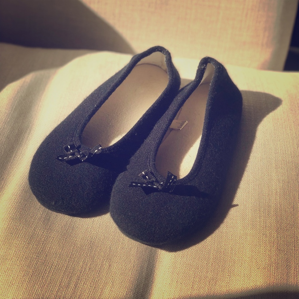 Isotoner women’s large 8 8.5 9 slippers